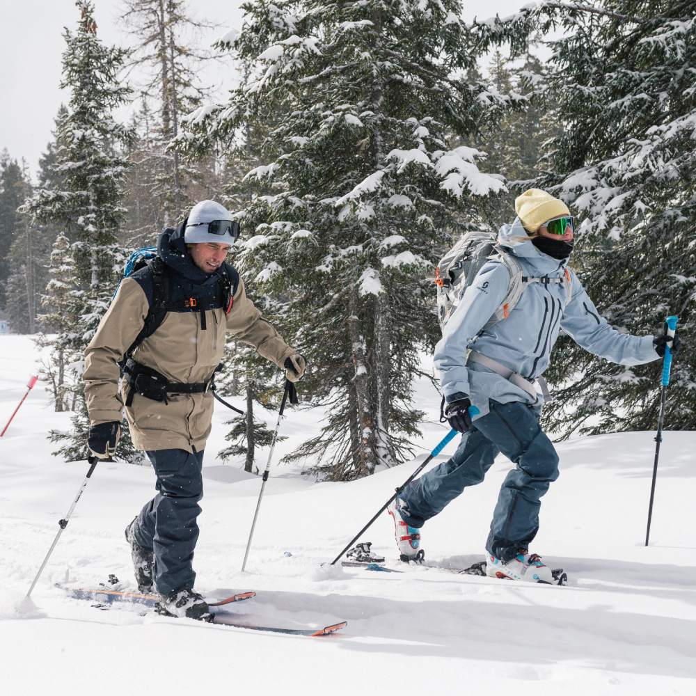 Ski Touring Gänger Zwei Ski-Touring Gänger unterwegs in einem verschneiten Wald
