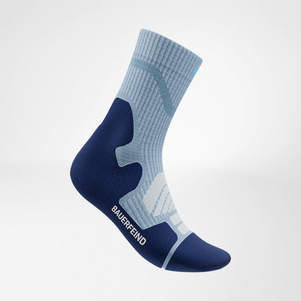 Merino-wandelsokken van middellange lengte lichtblauw zijaanzicht Zijaanzicht van het lichtblauwe medium van merino - wandelsokken