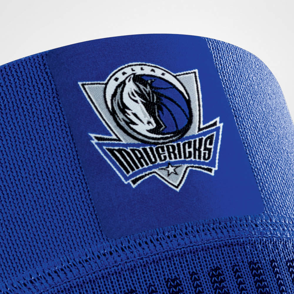 Fokus Maverick's logo op de kniehoes NBA