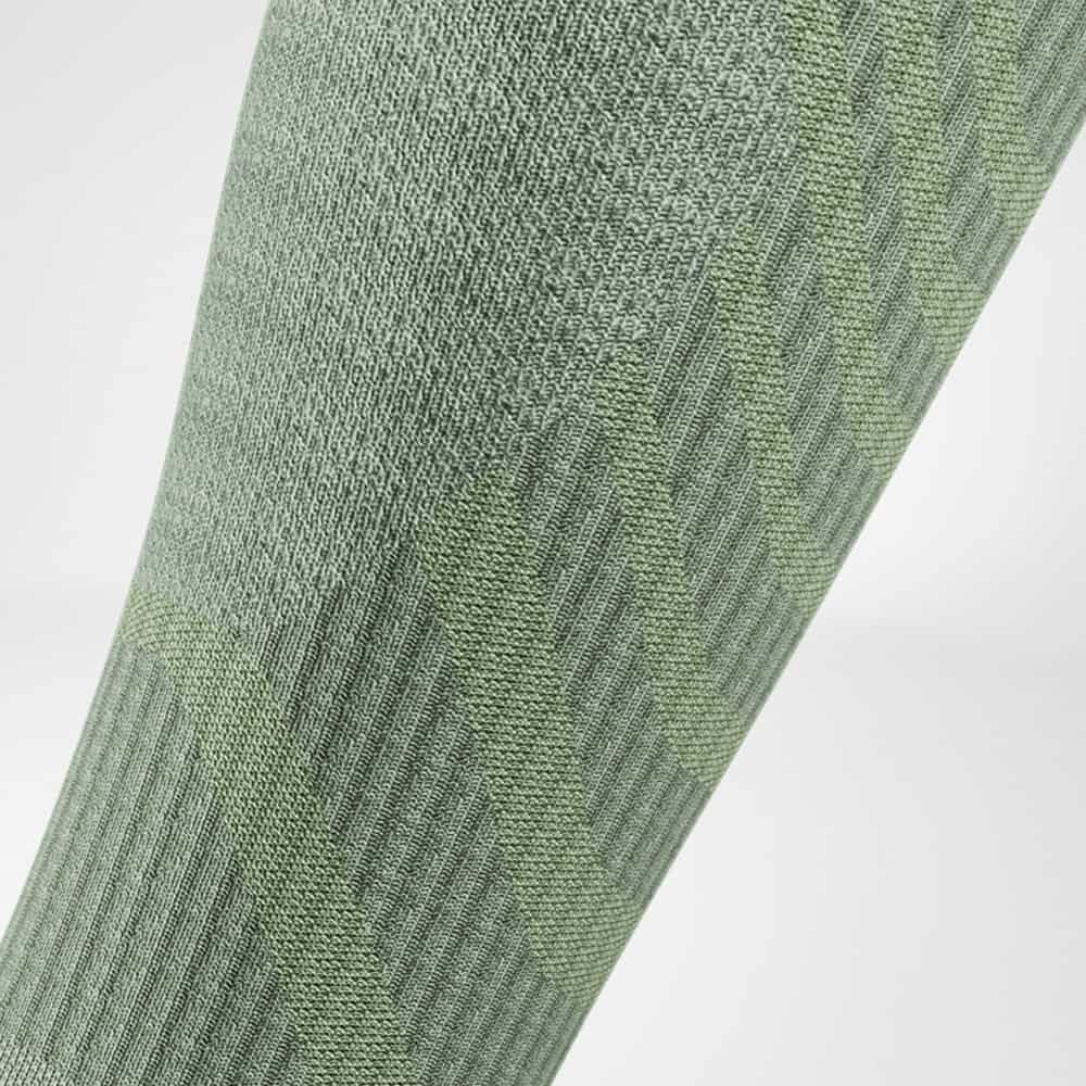 Merino wandelsokken lichtgroene detailcompressiezones Gedetailleerd aanzicht van het kalfsgebied van de merino -wandelsokken in lichtgroen