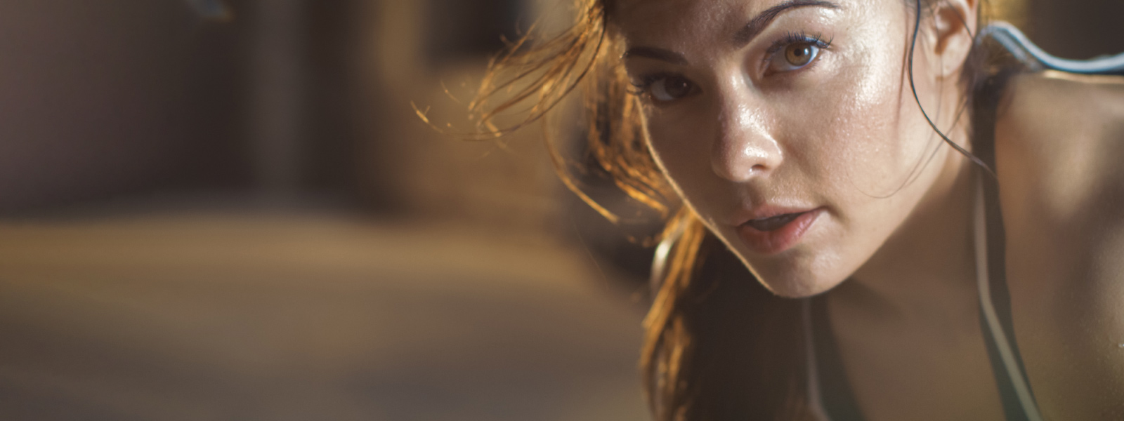 Leuk en uitgeput dankzij Tabata -training Sporty Woman ziet er een beetje zweterig uit van rechts naar de kijker