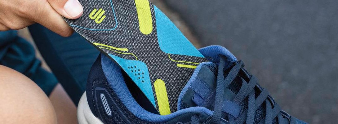 Loopt in de sportschoen Running insert wordt in een hardloopschoen geduwd