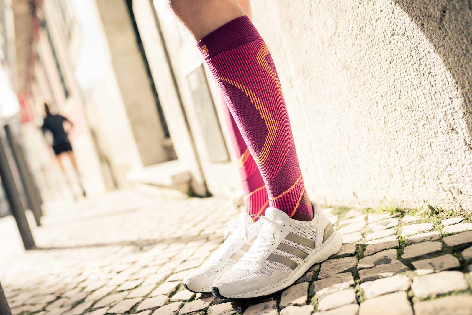 Close -up van kleurrijke lopende sokken op het lichaam in een stedelijke omgeving