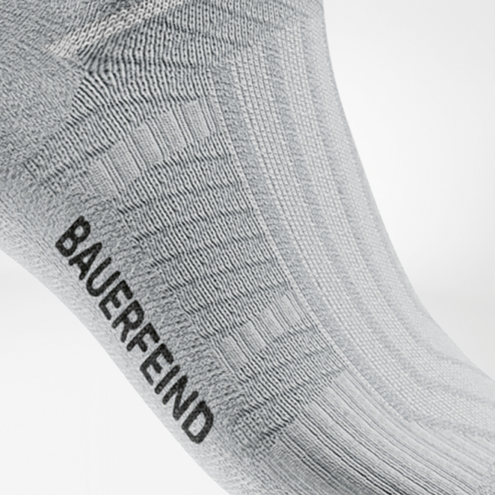 De wreefzone zorgt voor stabiliteit in de schoen. Close-up van de wreefzone van de witte Run Performance Socks met zichtbare functionele zones en elastische structuur voor een stevige pasvorm.