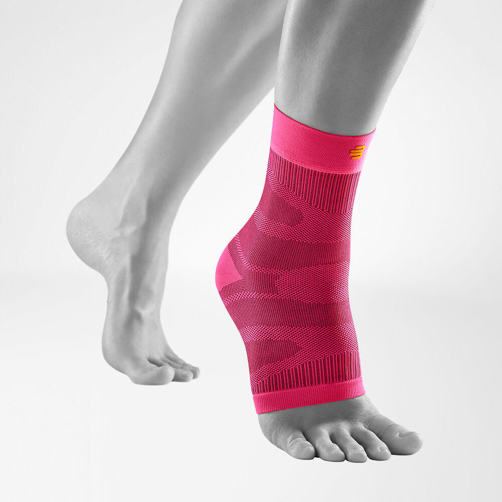 Komplettansicht der pinken Compression Ankle Support an einem stilisierten grauen Bein