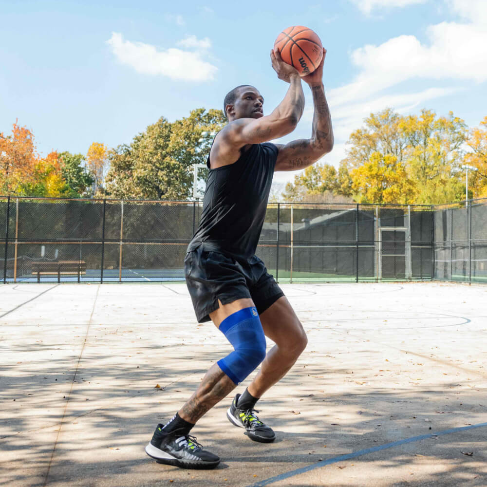 Basketbalspeler draagt ​​een NBA knie mouw Mavericks