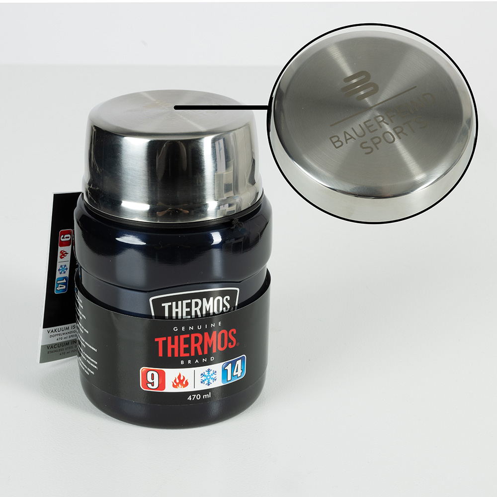 Thermos Voedselcontainer 470 ml met Lepel en Gegraveerd Bauerfeind Sports Logo – Houdt Voedsel tot 9 Uur Warm en 14 Uur Koud Een zwarte thermosvoedselcontainer met het gegraveerde Bauerfeind Sports logo op het deksel. Een close-up van het deksel toont het logo duidelijk.