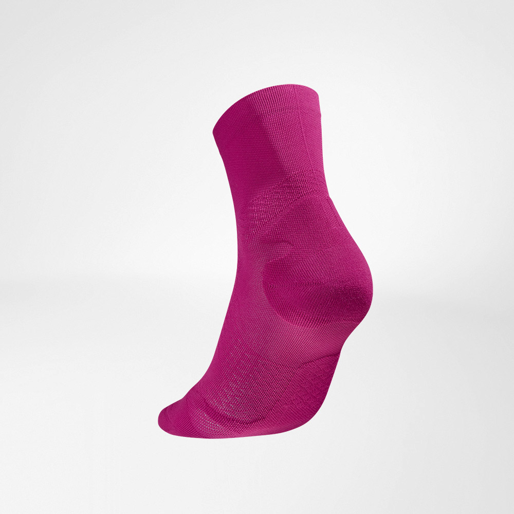 Lateraal achteraanzicht van de roze	 middelgrote	 luchtige gebreide loop sokken