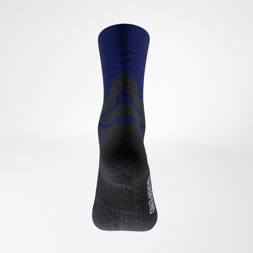Achteraanzicht van de blauwe Run Performance Mid Cut sok met zwart voetgedeelte en speciaal breipatroon ter ondersteuning van de middenvoet.