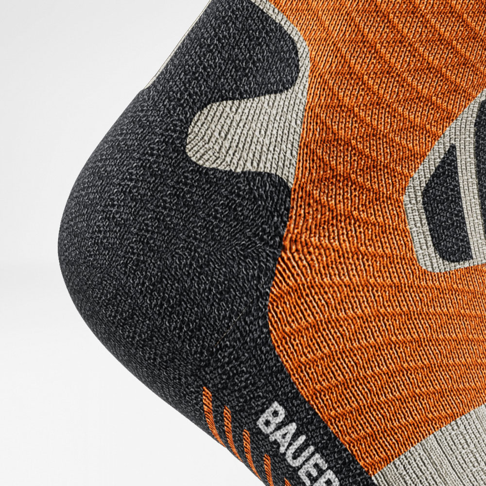 Central Trail Runrun Running Socks Gray-Orange Detail Heel Protection Gedetailleerde opname Heel Protection Zone van de grijze -of -range medium -length Trail Run -Running Socks