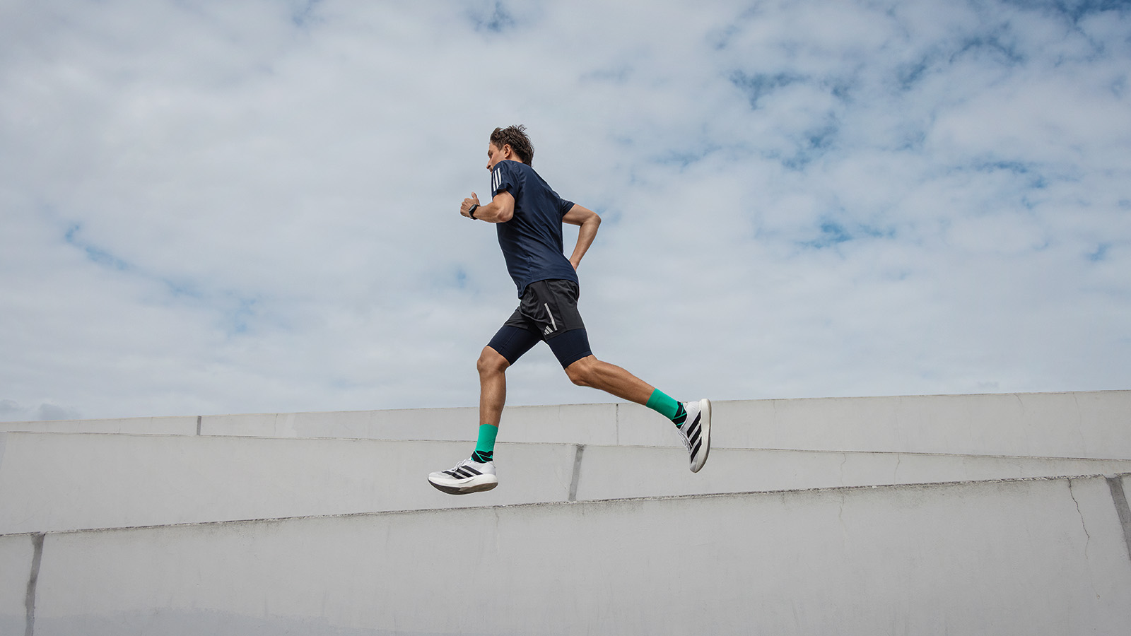 Lopers staat op een toename en kijkt in de verte