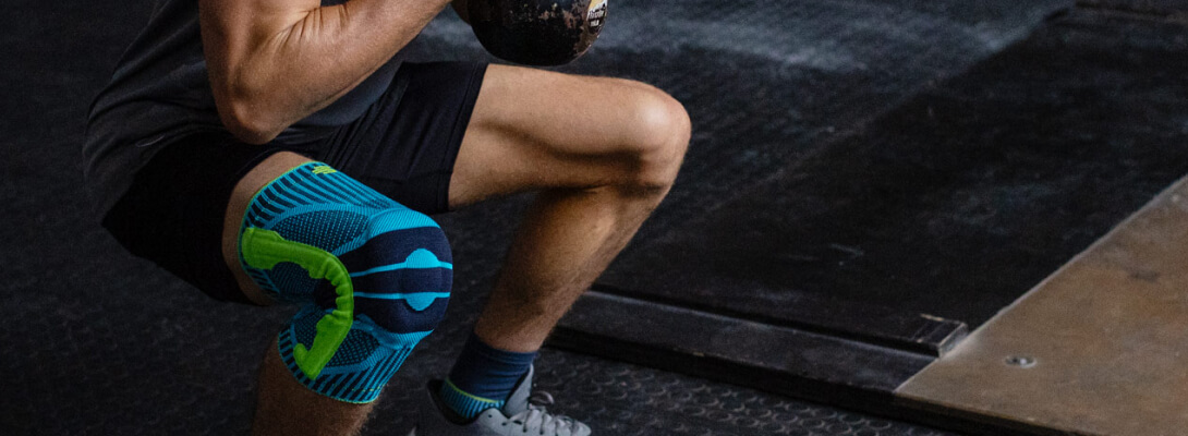 Atleten in de sportschool in de squat dragen een knieband voor sport