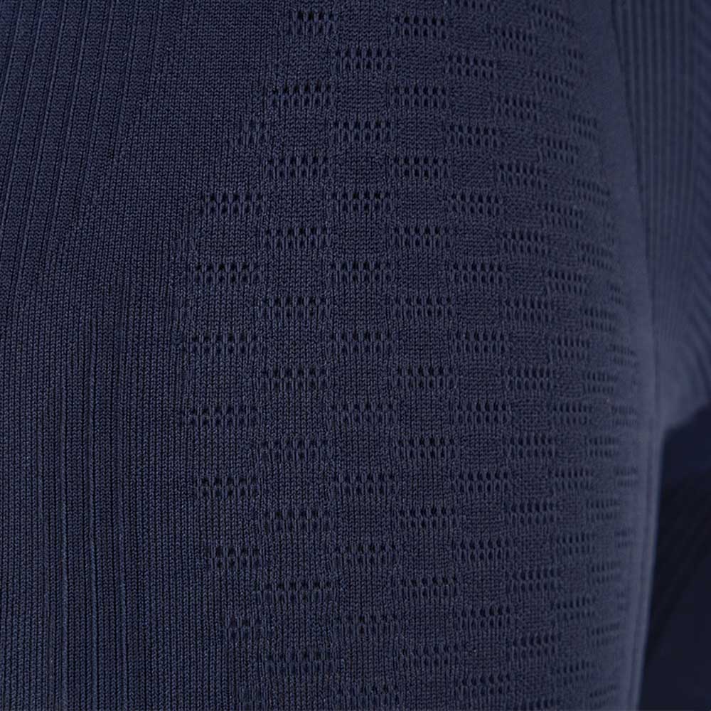 Echt precisiewerk - de krachtige stippen van de compressiekleding vergroten je diepteperceptie Close-up van een donkere compressie-sports-wear-tight met gedetailleerd stofpatroon, dat hoog comfort en optimale spierondersteuning biedt.
