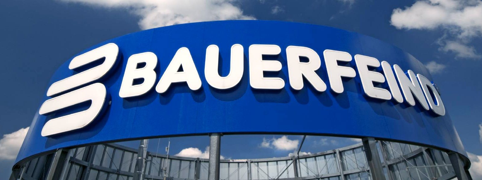 Bauer vijandelijk logo Bauerfeind -belettering op het hoofdkantoor van het bedrijf in Zeulenroda