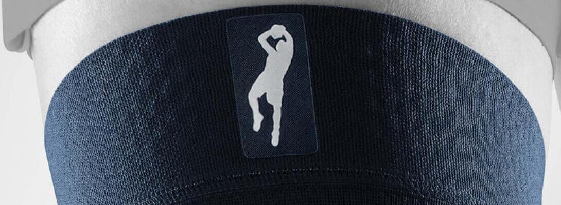 Knieband Dirk Nowitzki detail weergave Gedetailleerde weergave op Dirk Nowitziki Knee Sheeves met focus logo