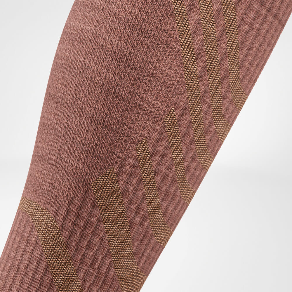 Close-up van het kuitgedeelte van de Merino Outdoor Socks. De fijne breistructuur biedt ondersteuning en flexibiliteit voor lange buitenavonturen.