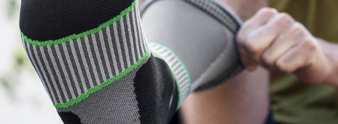 Compressiesokken voor wandelen grijs detail foto Zoom op het onderste voetgebied van een wandelaar van de compressiesokken om te wandelen