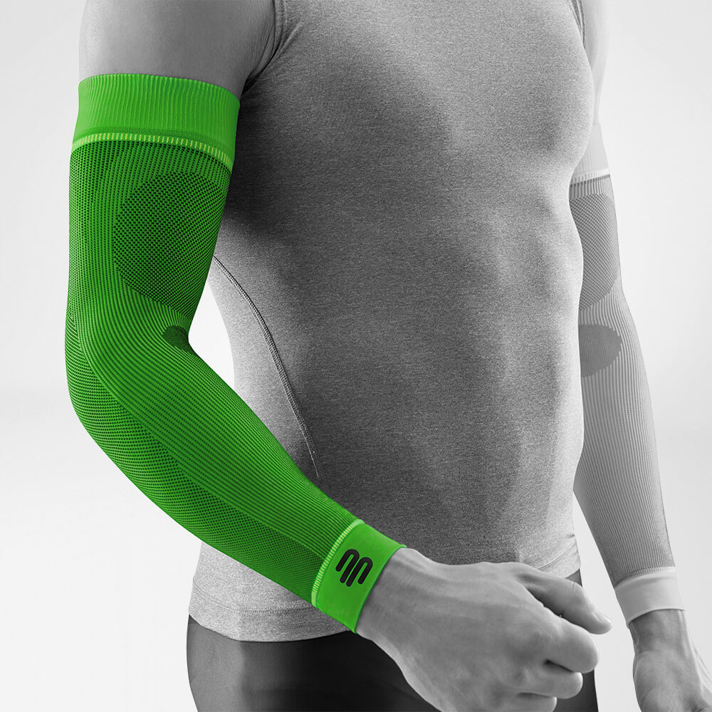 Voltooiing van de groene compressiesleev voor de arm op de gestileerde grijze body