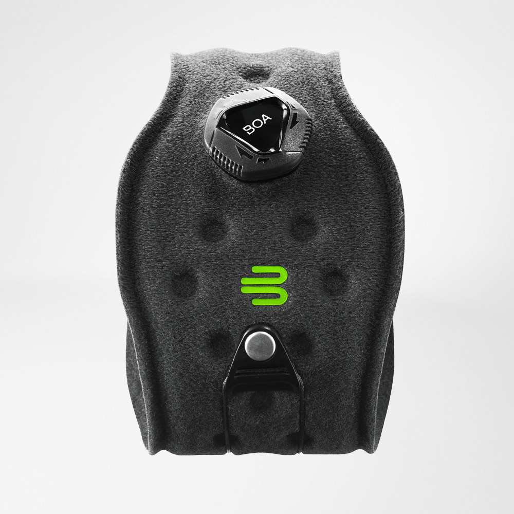 Ellenbogen verband in zwart vrijgesteld Voltooiing van de zwarte elleboog knippen