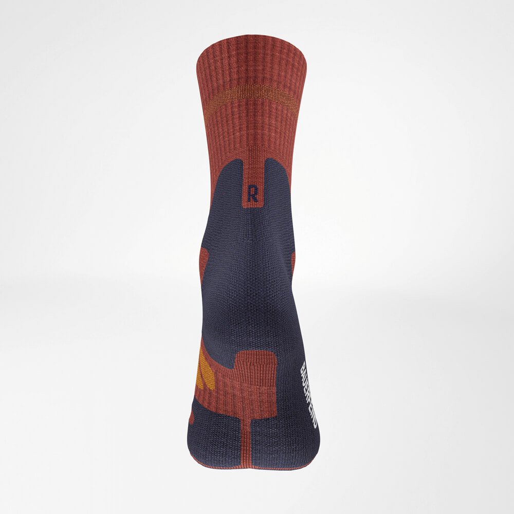 Close-up van de Merino Outdoor Socks van achteren. De duurzame structuur en het hoge draagcomfort worden benadrukt door het nauwkeurige vakmanschap van hiel en schacht – ideaal voor elk outdooravontuur.