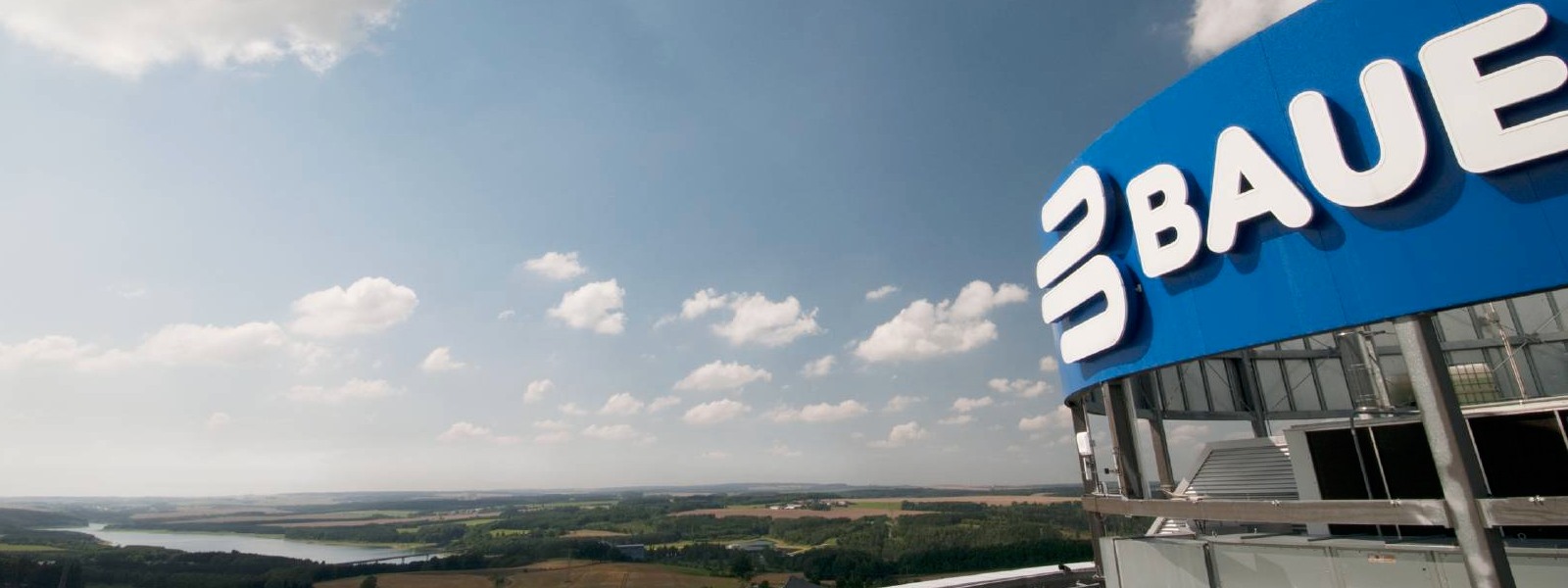 Bauerfeind -belettering op het hoofdkantoor van het bedrijf in Zeulenroda op de achtergrond het landschap