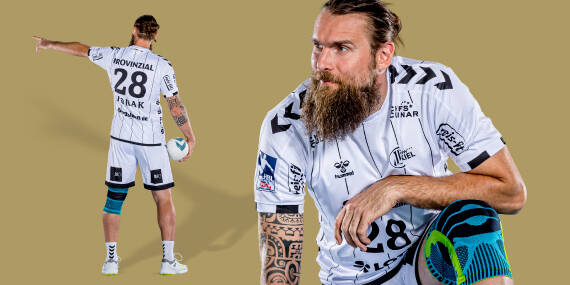Handbalspeler van de THW Kiel in beeldassemblage van voor- en achterkant met de sportkniesteun