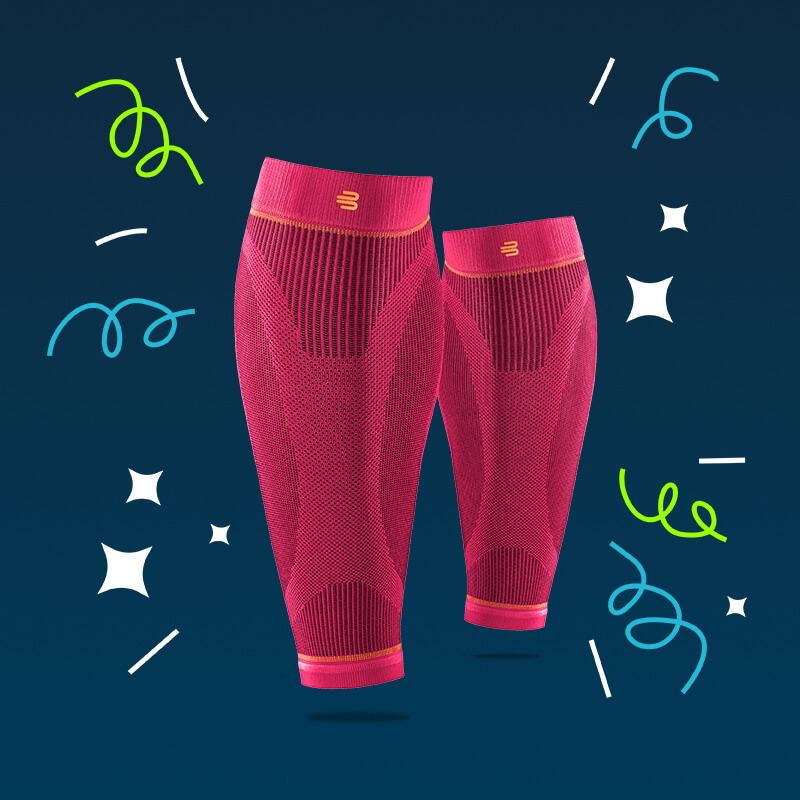 Op een blauwe achtergrond met slingers zijn roze compressiekousen afgebeeld.