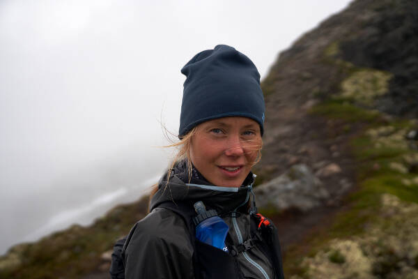 Portret van Johanna Aström met een hoed in een ruw berglandschap