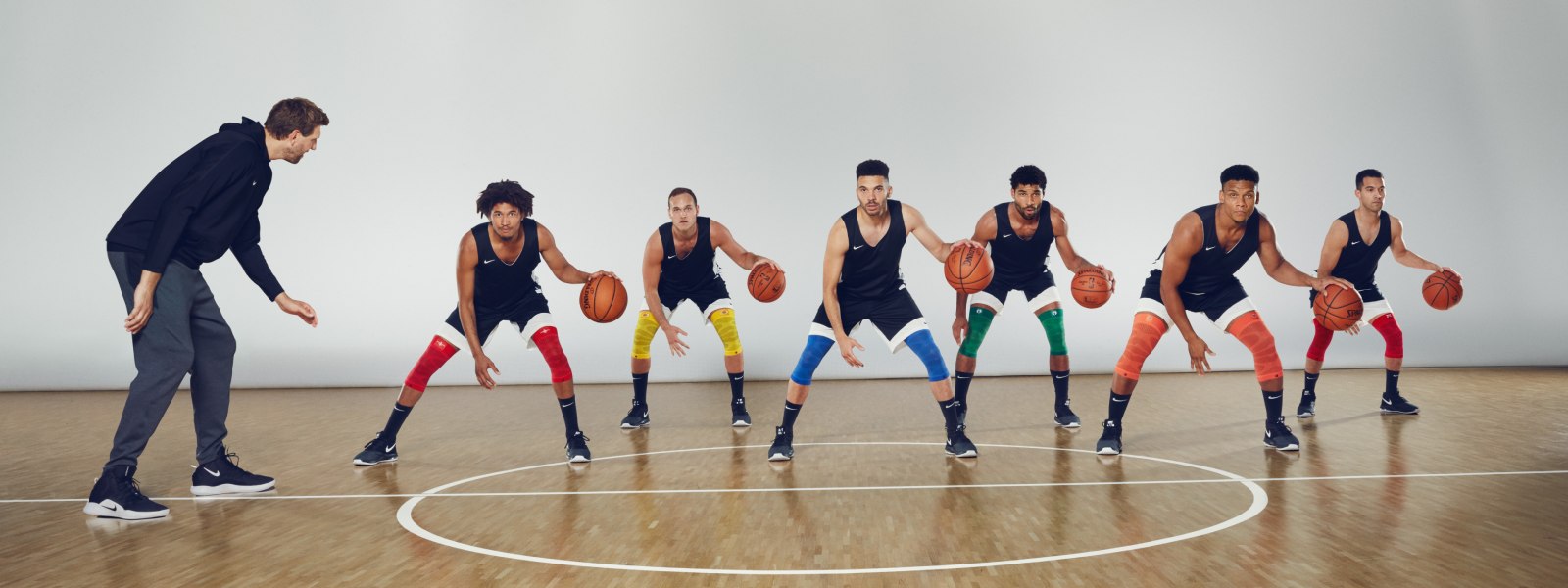 Dirk Nowitzki coacht zes basketbalspelers met kleurrijke kniebands