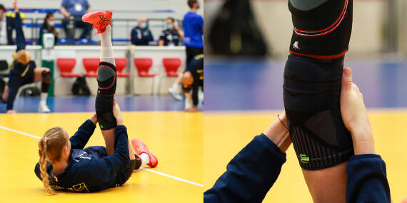 Twee geduidde foto: volleybalspeler is op de grond en strekt je been dicht bij je knie aan de linkerkant met een kneebord aan de rechterkant