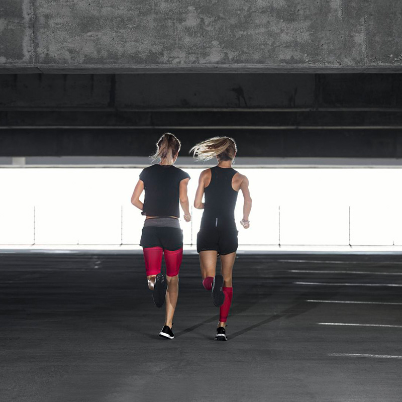 Breakers in de zomeroutfitrun met dij en Calflieeves in een parkeergarage