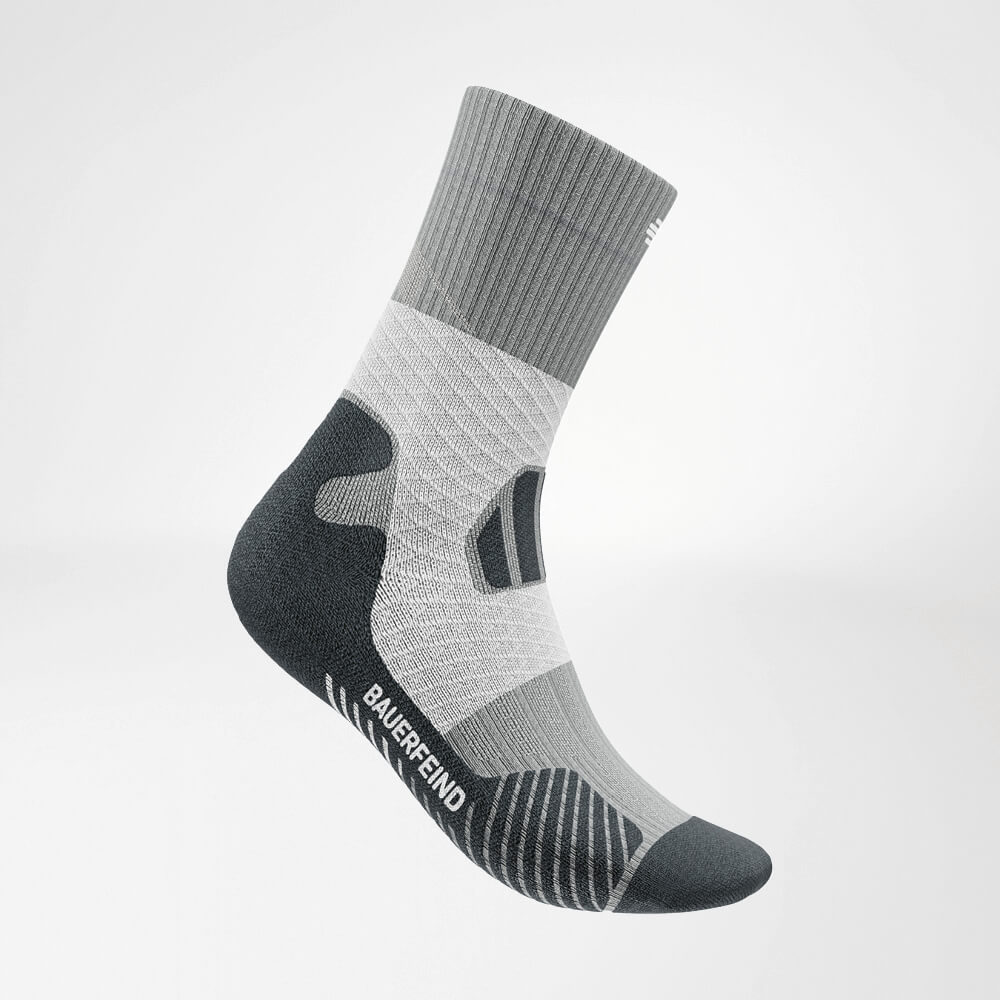 Zijaanzicht van de grijs-wit Zijaanzicht van de grijs-wit -of -range medium -lengte Trail Run -Running Socks