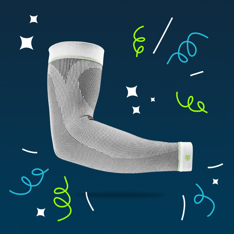 Tegen een blauwe achtergrond met slingers is een witte enkelbandage afgebeeld