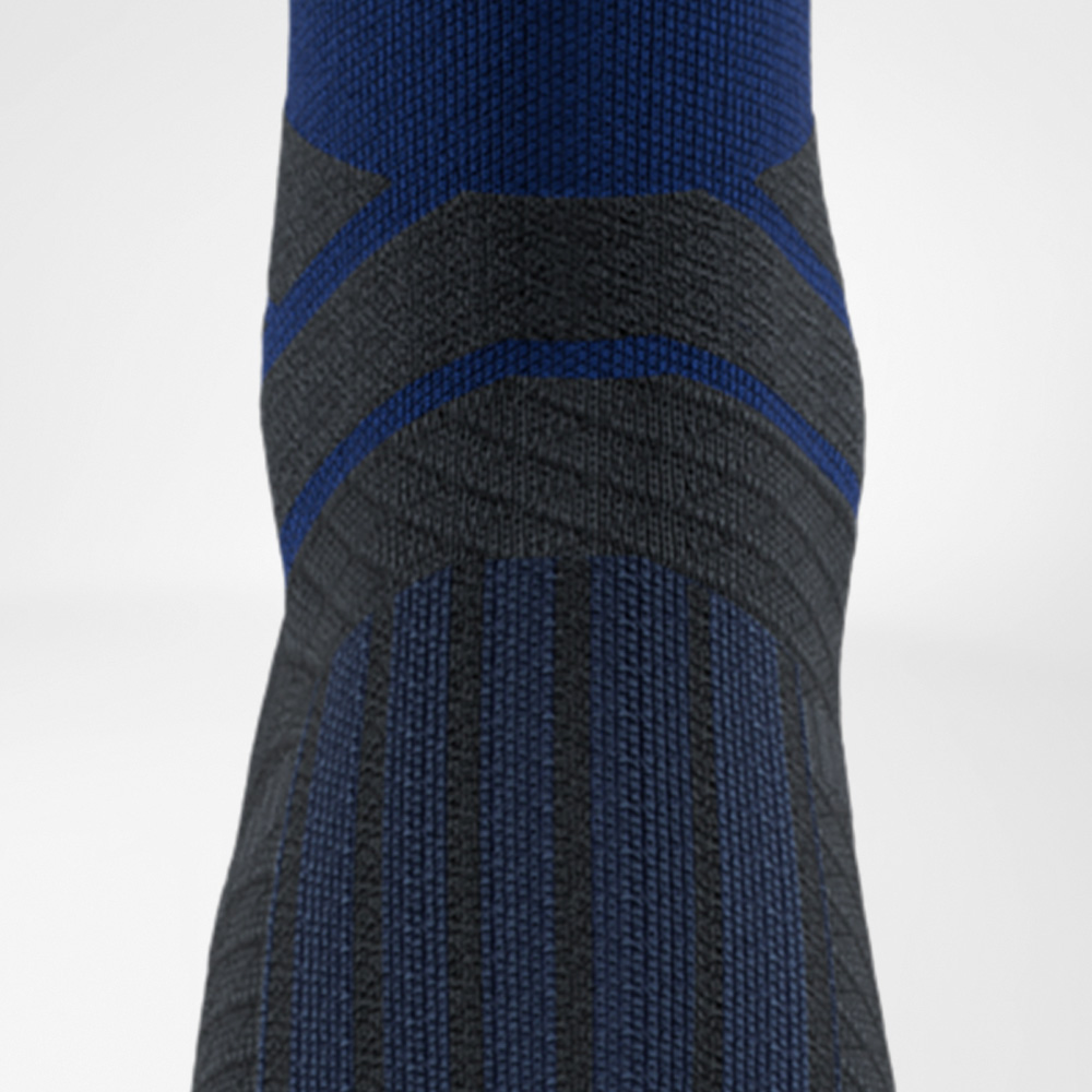 Close-up van de blauwe Run Performance Midcut sok met ribstructuur en geïntegreerde Achillespees-comfortzone. Het blauw-zwarte contrast benadrukt het sportieve design.