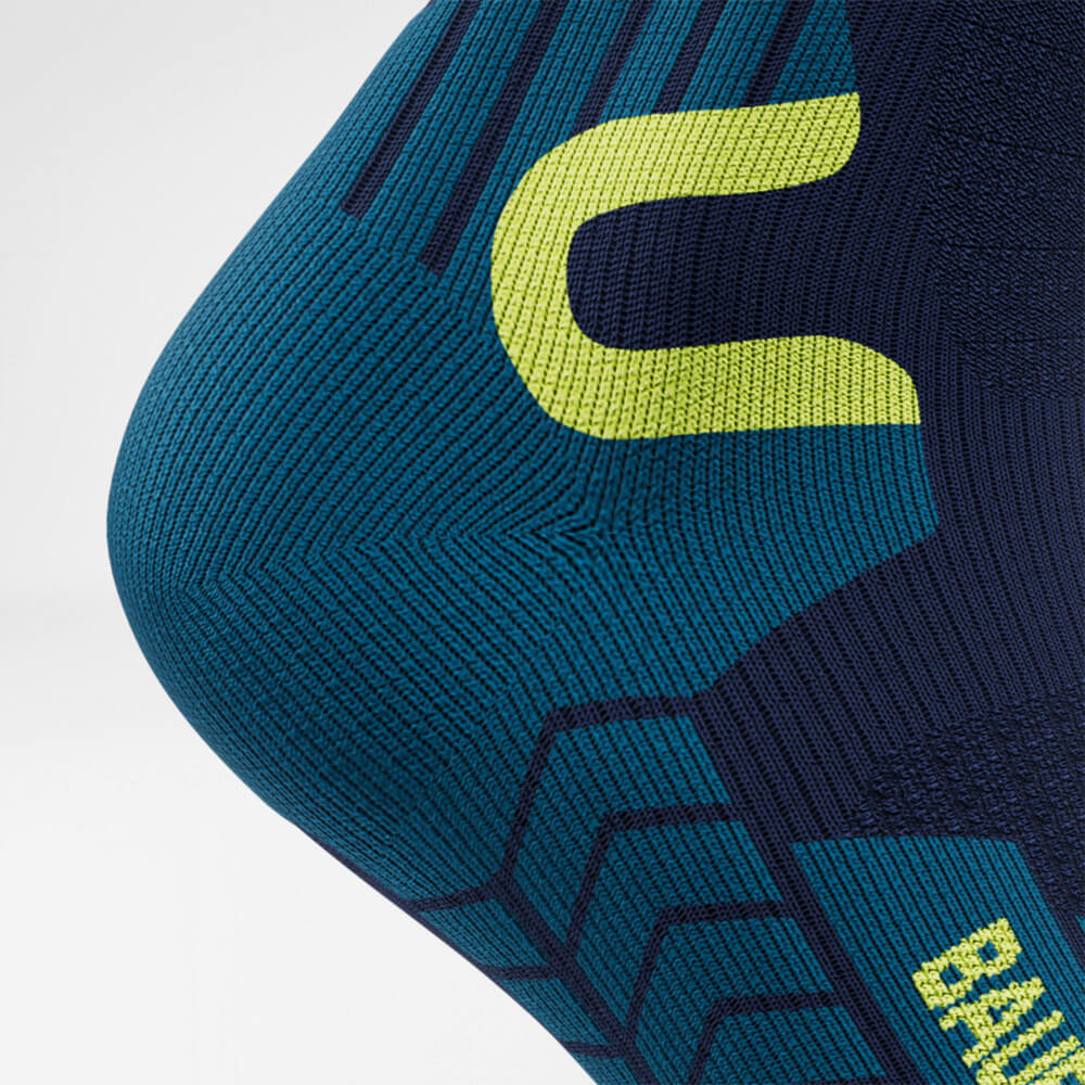 Atmungsaktive Skisocke Touring mit Merinowolle blau Detail Heel Protect Zone Detail Fersenprotektion des blauen Sportsocken für Ski Touring mit Merinowolle