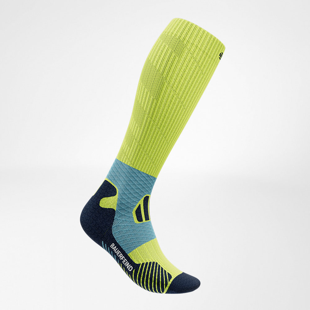 Trailrun Running Socks Blue-Geel vooraanzicht in een hoek Lateraal vooraanzicht van de blauw -yellow Trail Run - Running Socks