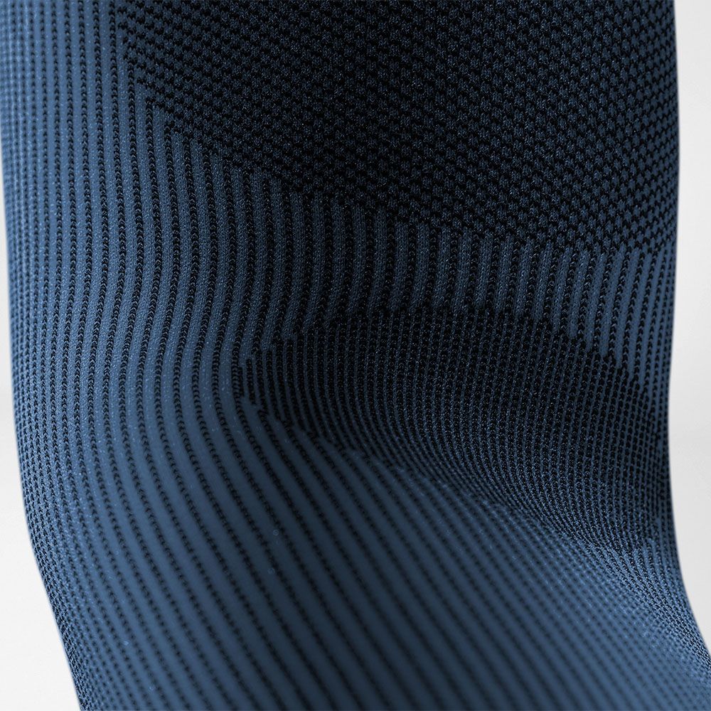 Gedetailleerd uitzicht elleboog binnen met een brei van de basketbalcompressiemouwen voor de arm in donkerblauw