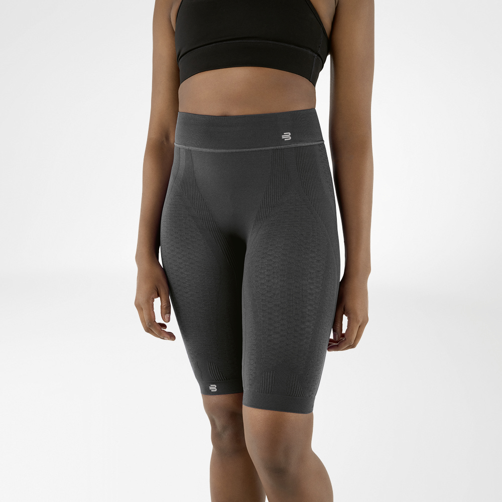 Onderlichaam van een vrouw met een antracietkleurige sportbroek tot op de knie