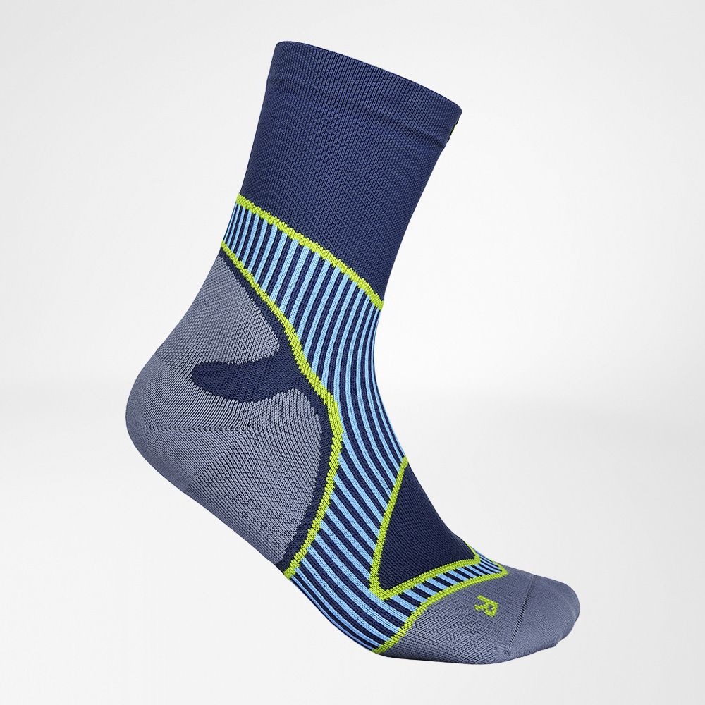 Lateraal compleet uitzicht op de blauwe medium -lengte lopende sokken
