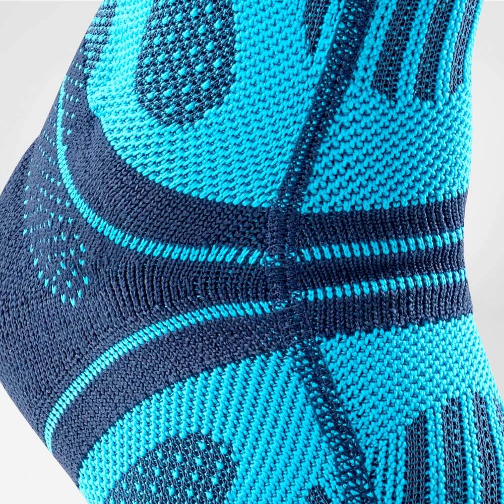 Achilles pees bandage Rivera detail luchtknit Gedetailleerd beeld van het achillespeesverband van rechts met de focus op de wrijving die naad vermindert, gereduceerd tot de zijkant