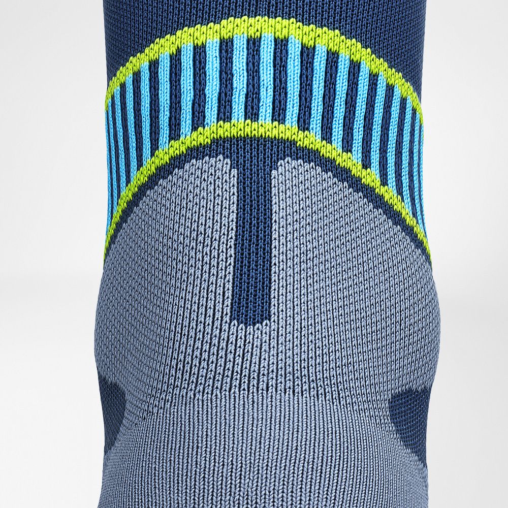 Gedetailleerd beeld van de Achilles 'beschermende zone van de hardlopende sokken met middelgrote lengte