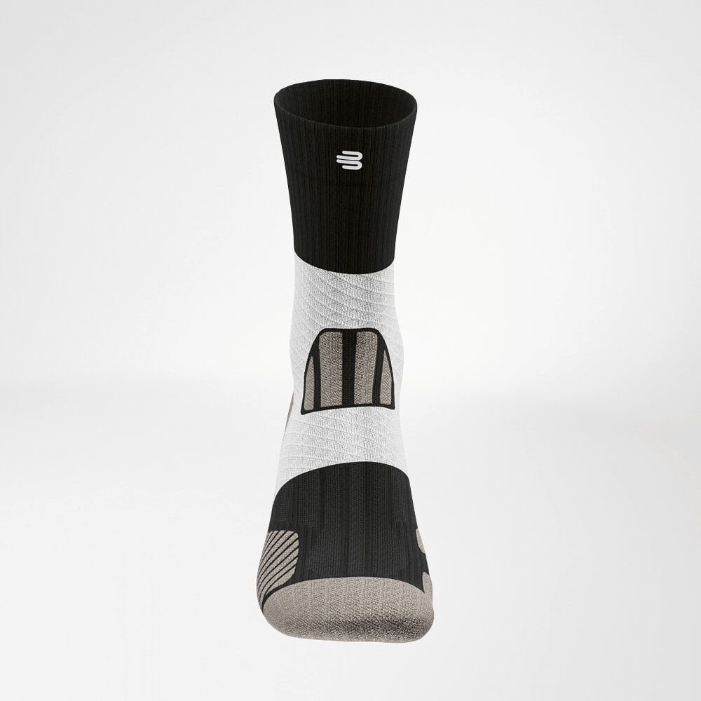 Vooruitzicht van de voorkant van de zwart-wit -of -range middelgrote Trail Run -Running Socks