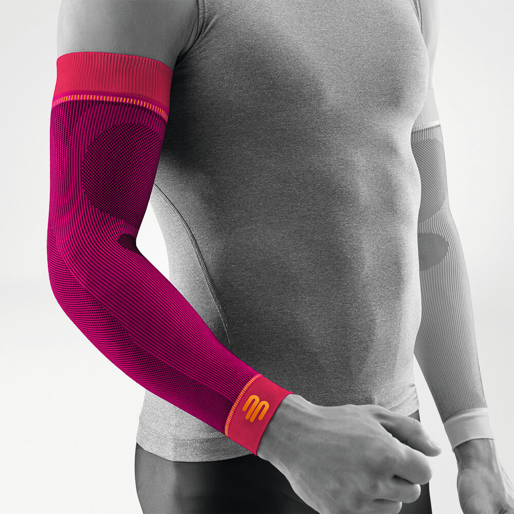 Voltooiing van de roze compressiesleev voor de arm op de gestileerde grijze body