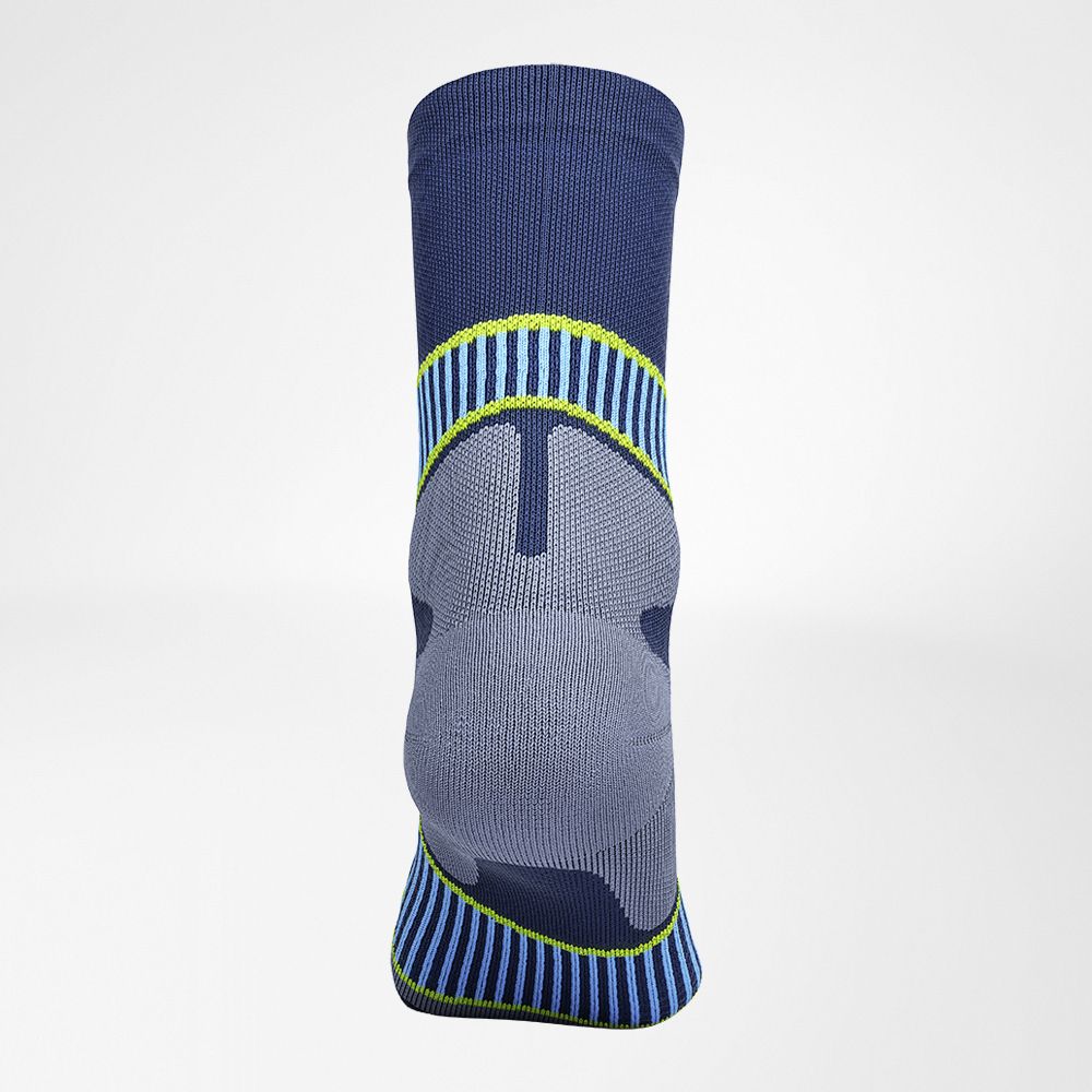 Terug compleet uitzicht op de blauwe medium -lengte lopende sokken