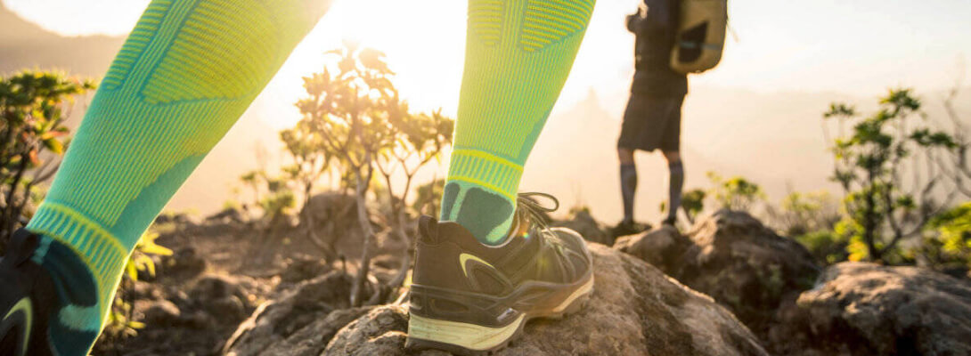 Compressiesokken voor wandelen Zoom op de benen van een wandelaar van de lichtgroene compressiesokken om te wandelen