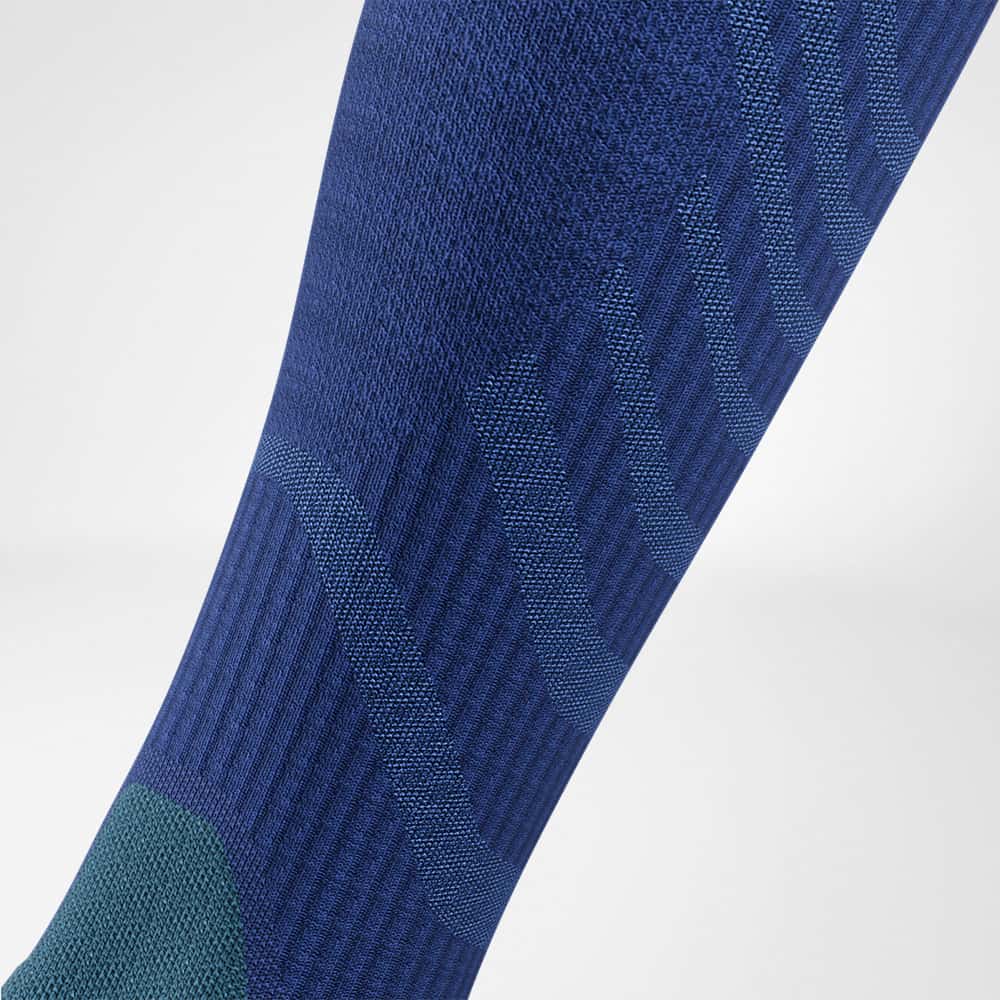 Merino Hiking Socks Dark Blue Detail Compressiezones Gedetailleerd beeld van het kalfsgebied van de merino -wandelsokken in donkerblauw