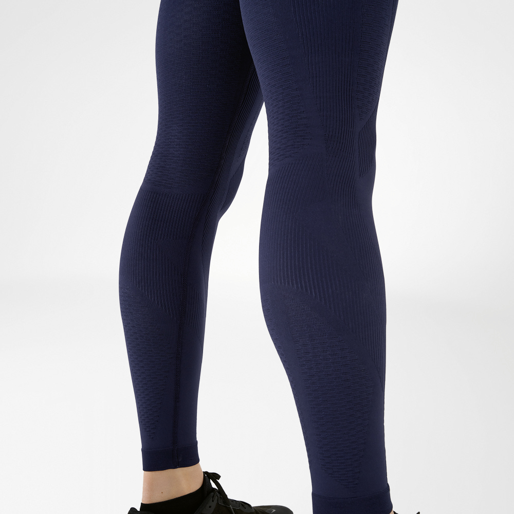 Kuiten van een man met een donkerblauwe compressiebroek