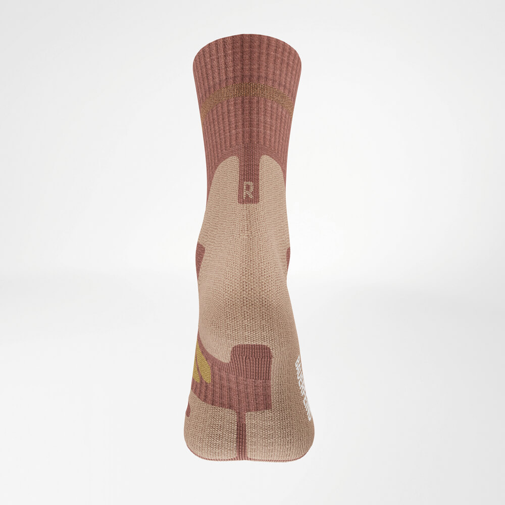 Close-up van de Merino Outdoor Socks in achteraanzicht. De hoogwaardige afwerking van de hiel en schacht benadrukt de duurzame structuur en het uitstekende draagcomfort, ideaal voor outdooractiviteiten.