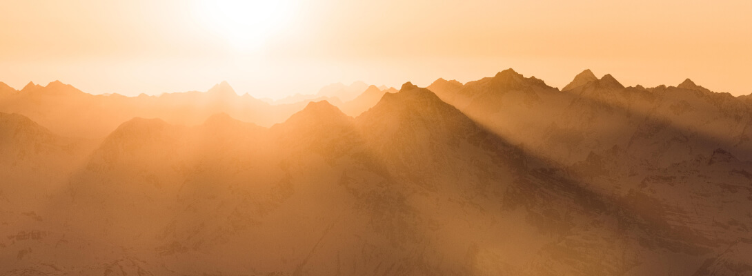 Merino skisokken voor alpineskiën Bergpanorama met zonsondergang