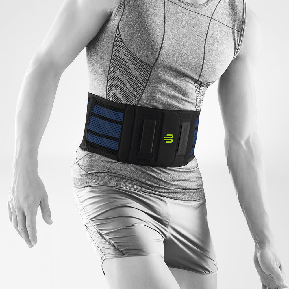 Back Bandage Black vooraanzicht Het vooraanzicht van een zwart sportband voor de achterkant op een gestileerd grijze body